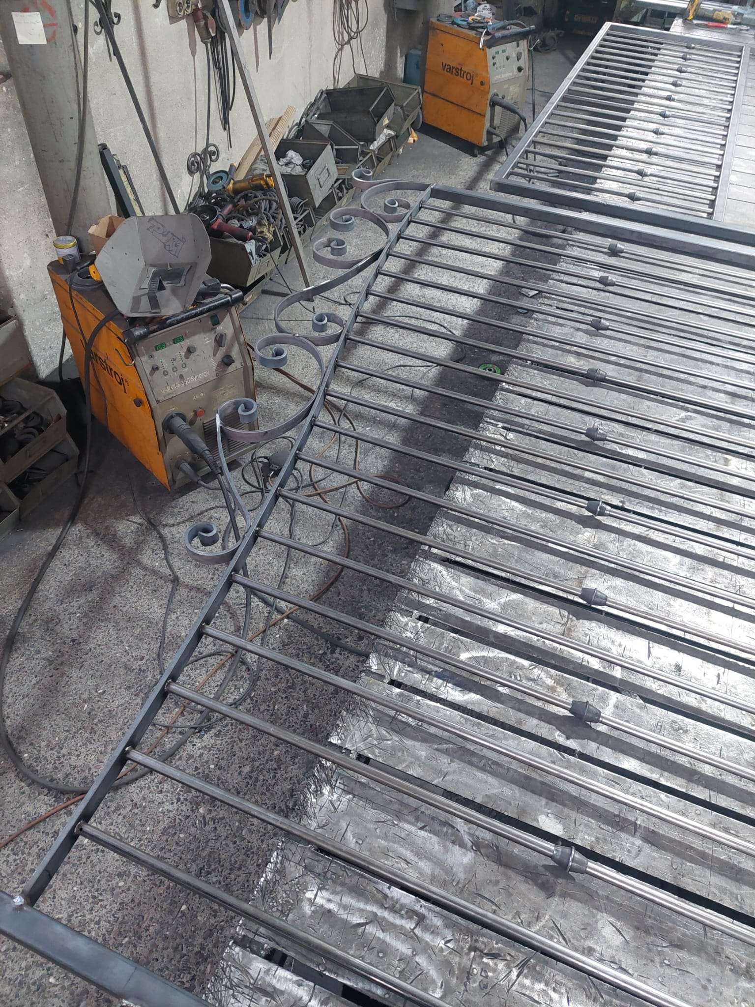 Portail en acier avec motifs géométriques