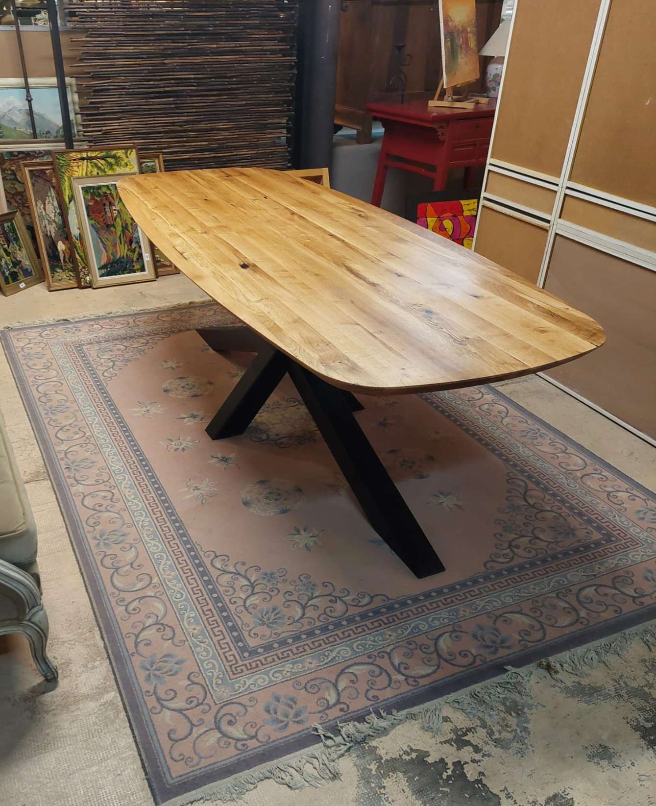 Table en bois massif avec pieds en acier