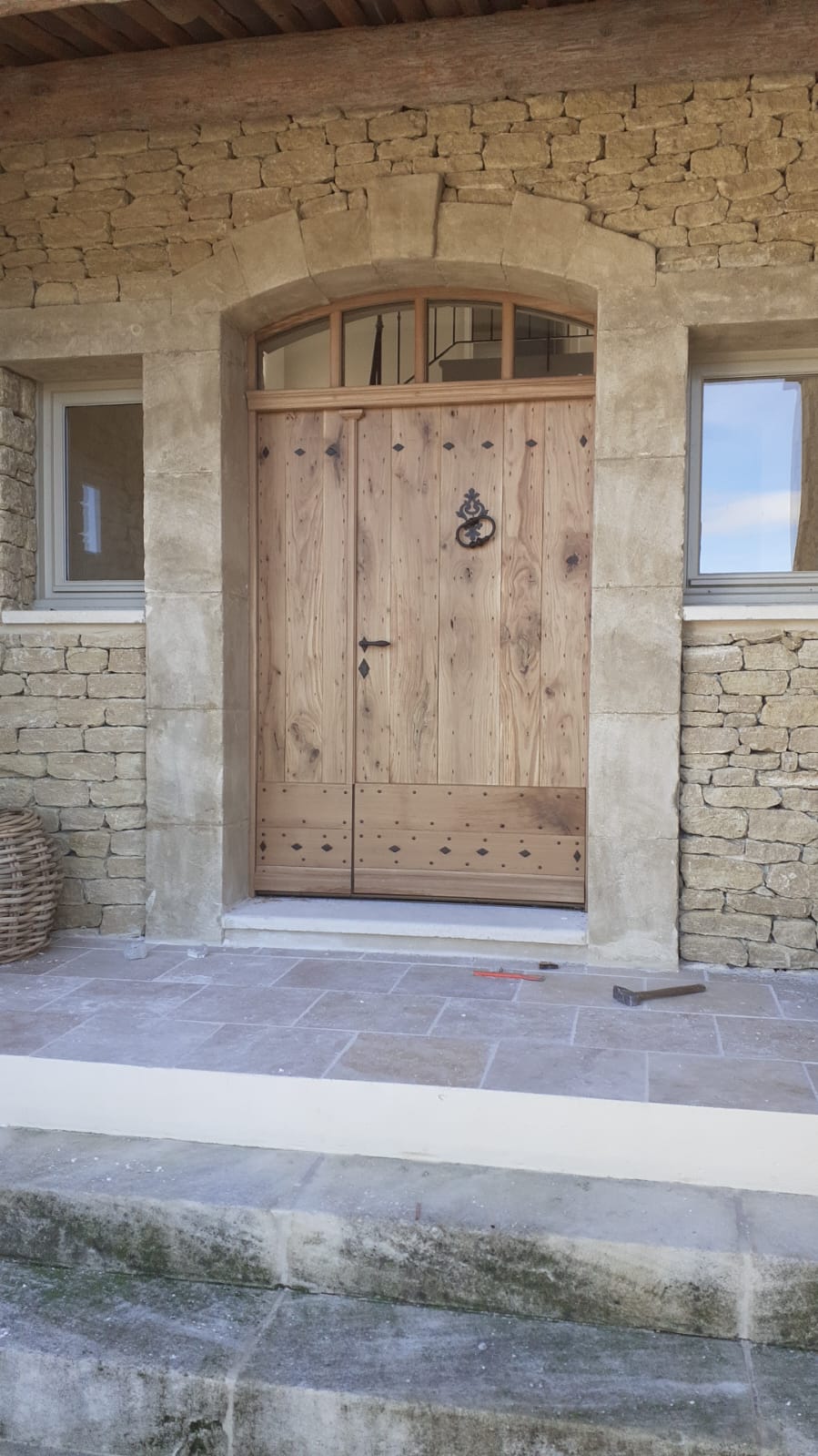 Porte en bois travaillé de style médieval